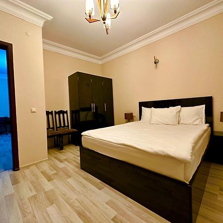 Hotel Tsereteli バトゥーミ エクステリア 写真