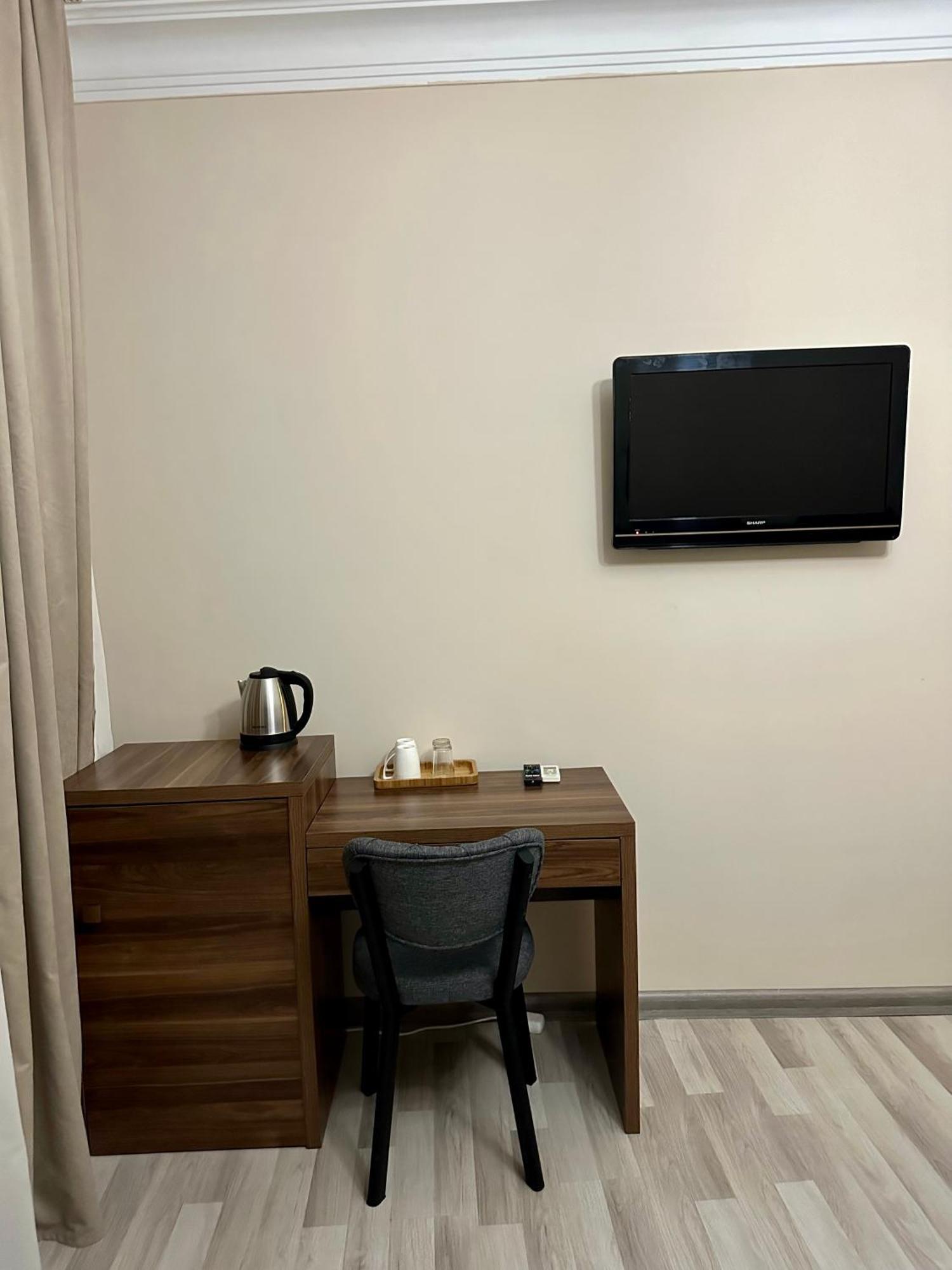 Hotel Tsereteli バトゥーミ エクステリア 写真